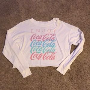 Cropped long sleeve graphic shirt.